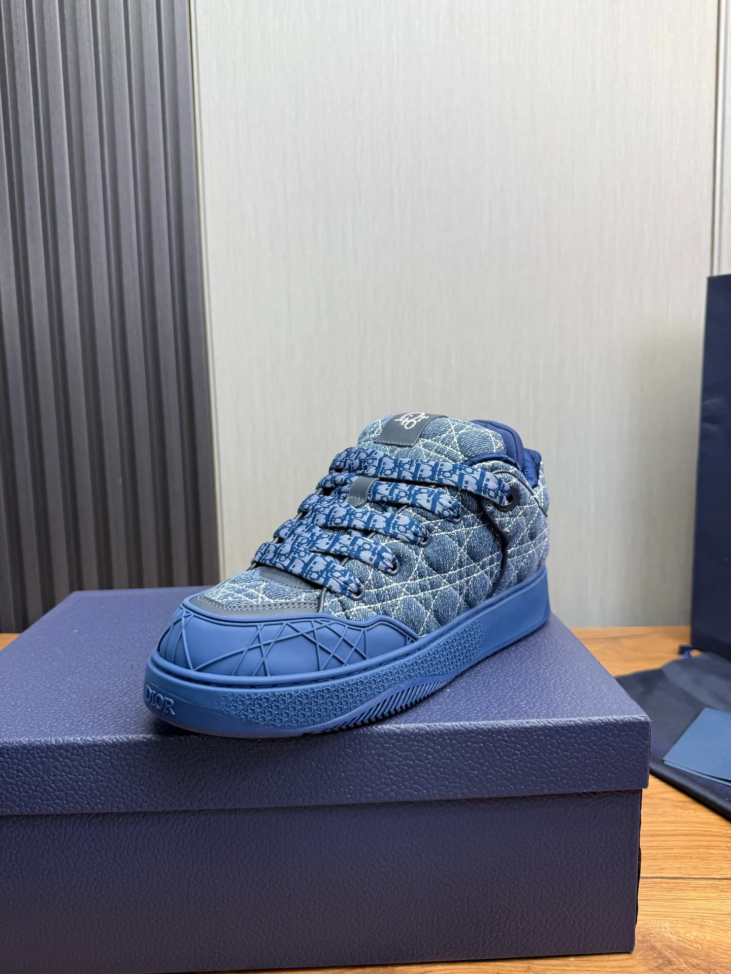 Men's shoes 💰800💰 Dior sneakers enrich the classic series with fashionable retro style. Carefully crafted, they can be paired with casual looks all year round. Dad Shoes style shoes that follow the trend of the retro market ▪️ Fabric: Original custom embroidered cowhide ▪️ Lining: Imported breathable mesh ▪️ Sole: Original molded non-slip outsole ▪️ Size: 38-45 (45 is custom-made and cannot be returned)